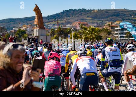 Inizio dell'ultima tappa del Tirreno Adriatico da San Benedetto del Tronto, a San Benedetto, Ascoli, Italia, il 13 marzo, 2022. (Foto di Riccardo Fabi/NurPhoto) Foto Stock