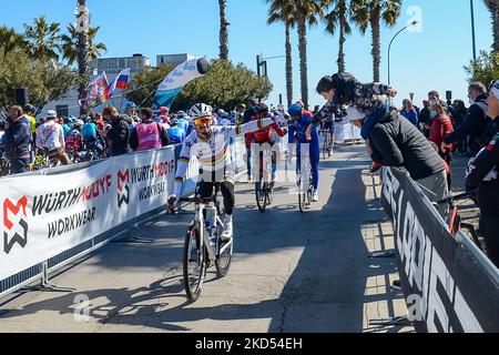 Giuliano Alaphilippe al via dell'ultima tappa del Tirreno Adriatico da San Benedetto del Tronto, a San Benedetto, Ascoli, Italia, il 13 marzo, 2022. (Foto di Riccardo Fabi/NurPhoto) Foto Stock