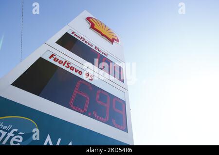 I prezzi del carburante diesel e del carburante normale sono stati pubblicizzati presso una stazione di pompaggio del gas Shell a Varsavia, in Polonia, il 10 marzo 2022. (Foto di Str/NurPhoto) Foto Stock