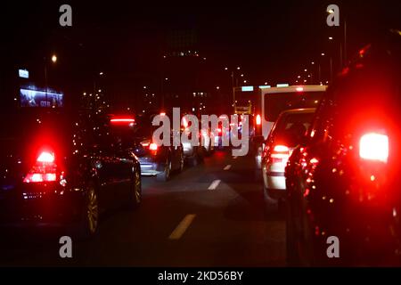 Le auto sono viste in un ingorgo stradale a Cracovia, in Polonia, il 14 marzo 2022. (Foto di Jakub Porzycki/NurPhoto) Foto Stock