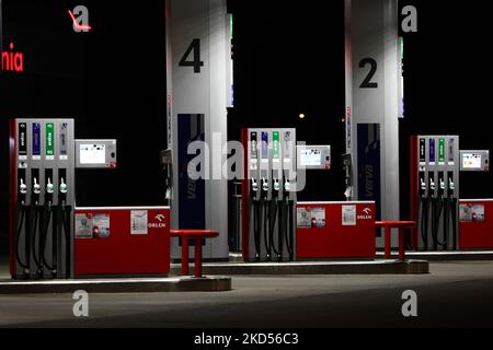 Il distributore di benzina è visto di notte a Cracovia, in Polonia, il 14 marzo 2022. (Foto di Jakub Porzycki/NurPhoto) Foto Stock