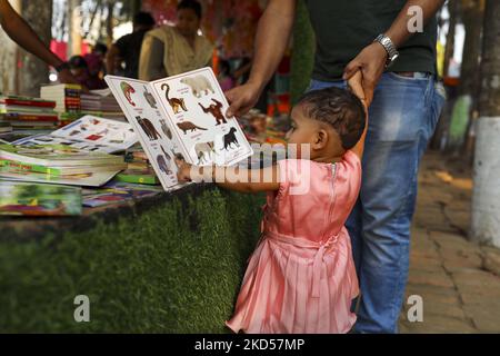 Un bambino di due anni della ragazza viene con i suoi genitori nella fiera nazionale del libro denominata Ekushey Boi Mela a Dhaka, Bangladesh, il 15 marzo 2022. (Foto di Kazi Salahuddin Razu/NurPhoto) Foto Stock