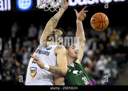 Andrija Stipanovic (L) e RUBÃ-N GUERRERO (R) durante il gioco U-BT Cluj-Napoca contro Unicaja Baloncesto Malaga disputato in BT Arena da Cluj-Napoca, 8 marzo 2022 (Foto di Flaviu Buboi/NurPhoto) Foto Stock