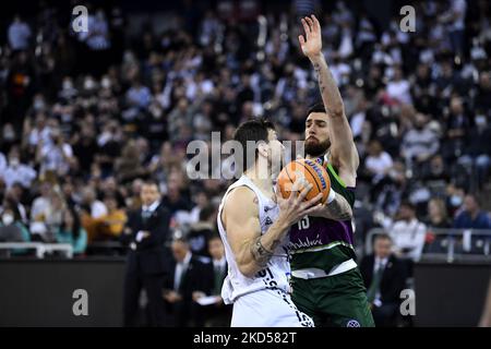 Andrija Stipanovic (L) FRANCIS ALONSO (R) durante il gioco U-BT Cluj-Napoca v Unicaja Baloncesto Malaga disputato in BT Arena da Cluj-Napoca, 8 marzo 2022 (Foto di Flaviu Buboi/NurPhoto) Foto Stock