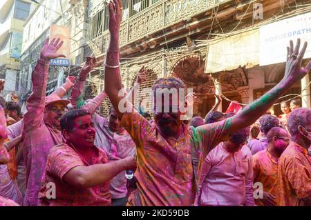 Si vedono ballare al ritmo di vari strumenti musicali , che vengono spalancati in vari colori o Gulal , durante la celebrazione di Holi a Kolkata , in India , il 16 marzo 2022 . (Foto di Debarchan Chatterjee/NurPhoto) Foto Stock