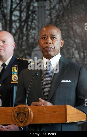 Il commissario della polizia Keechant Sewell, capo del dipartimento Kenneth Corey e i dirigenti del NYPD si uniscono al sindaco Eric Adams per informare i media sull'implementazione delle squadre di sicurezza del quartiere. Il 16 marzo 2022 a Queens, New York, USA. Neighborhood Safety Teams, l'ultima versione delle unità di abbigliamento in chiaro progettate per andare dopo le armi da fuoco, sarà dispiegato a circa 25 quartieri ufficiali dicono che rappresentano il 80% della violenza delle armi in città. Quando l'unità è completamente costruita, gli ufficiali specializzati saranno in 30 quartieri e diversi progetti di edilizia pubblica, funzionari della città ha detto. L'unità sostituisce Foto Stock