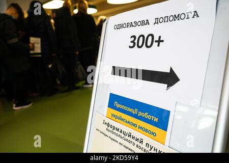 Un'informazione su un pagamento unico speciale di 300 zloty (€ 63) a persona da pagare ai rifugiati ucraini che sono fuggiti in Polonia dopo l'attacco russo, è disponibile presso il punto di registrazione della Tauron Arena, dove i rifugiati possono anche ottenere un numero di identificazione nazionale PESEL per rimanere nel paese. Cracovia, Polonia il 16 marzo 2022. L'invasione russa in Ucraina causa un esodo di massa di rifugiati verso la Polonia. (Foto di Beata Zawrzel/NurPhoto) Foto Stock