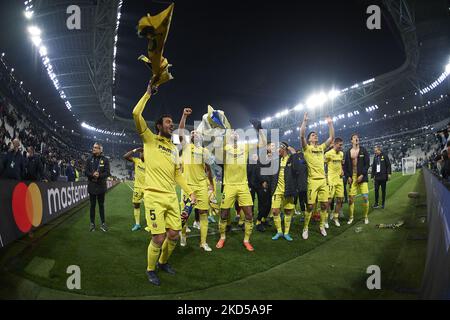 I giocatori di Villarreal festeggiano la vittoria dopo la partita della UEFA Champions League di sedici partite di seconda tappa tra Juventus e Villarreal CF allo Stadio Juventus il 16 marzo 2022 a Torino. (Foto di Jose Breton/Pics Action/NurPhoto) Foto Stock