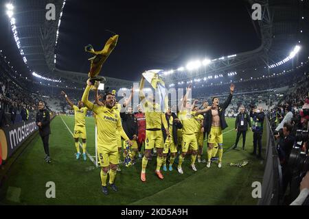 I giocatori di Villarreal festeggiano la vittoria dopo la partita della UEFA Champions League di sedici partite di seconda tappa tra Juventus e Villarreal CF allo Stadio Juventus il 16 marzo 2022 a Torino. (Foto di Jose Breton/Pics Action/NurPhoto) Foto Stock