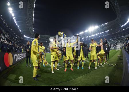 I giocatori di Villarreal festeggiano la vittoria dopo la partita della UEFA Champions League di sedici partite di seconda tappa tra Juventus e Villarreal CF allo Stadio Juventus il 16 marzo 2022 a Torino. (Foto di Jose Breton/Pics Action/NurPhoto) Foto Stock