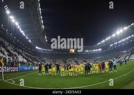 I giocatori di Villarreal festeggiano la vittoria dopo la partita della UEFA Champions League di sedici partite di seconda tappa tra Juventus e Villarreal CF allo Stadio Juventus il 16 marzo 2022 a Torino. (Foto di Jose Breton/Pics Action/NurPhoto) Foto Stock