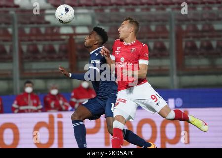 capradossi elio (n.17 spal) contro luca manuel (n. 09 perugia calco) durante la partita di calcio italiana Serie B AC Perugia vs SPAL il 16 marzo 2022 allo Stadio Renato Curi di Perugia (Foto di Loris Cerquiglini/LiveMedia/NurPhoto) Foto Stock