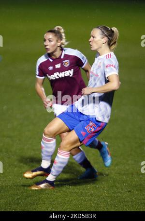 Aurora Mikalsen di Manchester United Women e Adriana Leon di West Ham United WFC durante la partita di Super League delle donne di Barclays fa tra le donne del West Ham United Women e il Manchester United, al Chigwell Construction Stadium il 16th marzo 2022 a Dagenham, Inghilterra (Photo by Action Foto Sport/NurPhoto) Foto Stock