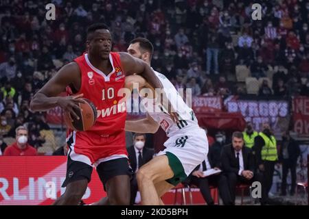 Moustapha Fall (10) in azione durante la Turkish Airlines Eurolega tra Panathinaikos OPAP e Olympiacos Pireo, allo Stadio della Pace e dell'amicizia ad Atene, in Grecia, il 17 marzo 2022. (Foto di Nikolas Kokovlis/NurPhoto) Foto Stock