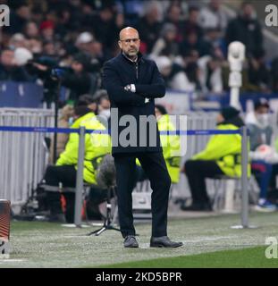 Allenatore Peter Bosz di Olympique Lyonnais durante la UEFA Europa League, turno di 16, 2nd partite di calcio tra Olympique Lyonnais (Lione) e FC Porto il 17 marzo 2022 allo stadio Groupama di Decines-Charpieu vicino Lione, Francia (Foto di Nderim Kaceli/LiveMedia/NurPhoto) Foto Stock