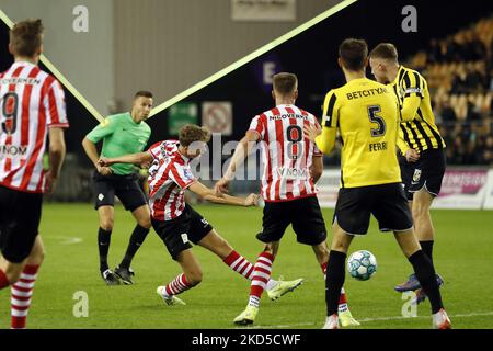 ARNHEM - (lr) Sven Mijnans di Sparta Rotterdam ottiene il punteggio di 0-2 durante la partita olandese di Eredivie tra Vitesse e Sparta Rotterdam al Gelredome il 5 novembre 2022 ad Arnhem, nei Paesi Bassi. ANP BART STOUTJEDIJK Foto Stock