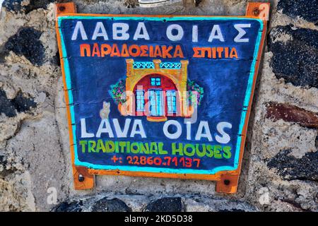 Insegna fuori le case tradizionali di Lava Oia nel villaggio di Oia (Ia) sull'isola di Santorini, Grecia. Queste case sono costruite in grotte di lava (tubi di lava) e offrono un'esperienza romantica e affascinante in stile grotta completa di vasche idromassaggio, angolo cottura e viste panoramiche sul vulcano e sul Mar Egeo. (Foto di Creative Touch Imaging Ltd./NurPhoto) Foto Stock