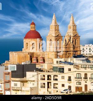 Paesaggio con la chiesa parrocchiale di Mellieha. Paese di Malta Foto Stock