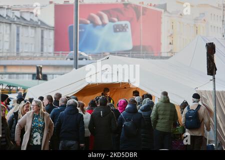 Le persone sono viste in attesa di cibo in fila vicino alla stazione centrale di Varsavia, Polonia il 18 marzo 2022. La Polonia ha accolto oltre 1,5 milioni di rifugiati in fuga dall'invasione russa del loro paese dal 24 febbraio 2022. Solo a Varsavia la popolazione è cresciuta di circa il 20 per cento a causa dell'afflusso di rifugiati. La pressione sulle risorse ha spinto il sindaco di Varsavia, Rafal Trzaskowski, a chiedere il sostegno dell'Unione europea e delle Nazioni Unite. (Foto di Str/NurPhoto) Foto Stock