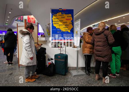 Vicino alla stazione centrale di Varsavia, Polonia, il 18 marzo 2022. La Polonia ha accolto oltre 1,5 milioni di rifugiati in fuga dall'invasione russa del loro paese dal 24 febbraio 2022. Solo a Varsavia la popolazione è cresciuta di circa il 20 per cento a causa dell'afflusso di rifugiati. La pressione sulle risorse ha spinto il sindaco di Varsavia, Rafal Trzaskowski, a chiedere il sostegno dell'Unione europea e delle Nazioni Unite. (Foto di Str/NurPhoto) Foto Stock