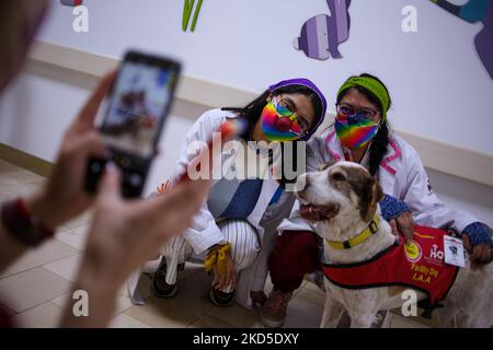 Per commemorare un altro anno della Giornata della felicità il 20 marzo, un gruppo di Clowns ospitali di Corydon ha visitato due aree dell'Ospedale Vozndes a Quito, Ecuador, il 18 marzo 2022. Lungo il cammino, hanno consigliato a pazienti e lavoratori l'importanza di sorridere e mantenere una vita senza stress. (Foto di Rafael Rodriguez/NurPhoto) Foto Stock