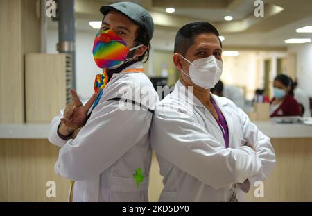 Per commemorare un altro anno della Giornata della felicità il 20 marzo, un gruppo di Clowns ospitali di Corydon ha visitato due aree dell'Ospedale Vozndes a Quito, Ecuador, il 18 marzo 2022. Lungo il cammino, hanno consigliato a pazienti e lavoratori l'importanza di sorridere e mantenere una vita senza stress. (Foto di Rafael Rodriguez/NurPhoto) Foto Stock