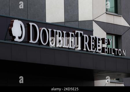 Il logo Doubletree by Hilton e' visto sull'hotel a Cracovia, Polonia, il 16 Marzo 2022. (Foto di Jakub Porzycki/NurPhoto) Foto Stock