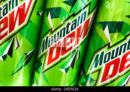 Le lattine di rugiada in montagna sono viste al negozio in questa foto di illustrazione scattata a Cracovia, in Polonia, il 18 marzo 2022. (Foto di Jakub Porzycki/NurPhoto) Foto Stock