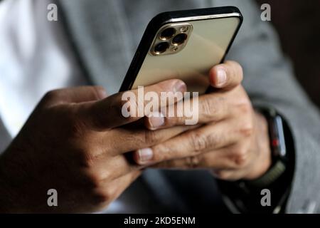 Un uomo utilizza un iPhone 13 Pro Max in un ristorante a Baramulla Jammu e Kashmir India il 19 marzo 2022 (Foto di Nasir Kachroo/NurPhoto) Foto Stock