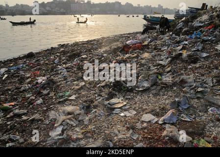 Inquinamento idrico da rifiuti umani scaricato nel fiume Buriganga a Dhaka, Bangladesh, il 19 marzo 2022. L'inquinamento idrico nel fiume Buriganga ha raggiunto livelli allarmanti. Milioni di metri cubi di rifiuti tossici provenienti dalle concerie e migliaia di altre industrie, sormontato da un massiccio volume di liquami non trattati provenienti da Dhaka City. (Foto di Mamunur Rashid/NurPhoto) Foto Stock