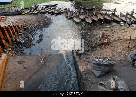 Il 19 marzo 2022, l'acqua di scarico fluisce dalla città nel fiume Buriganga inquinato a Dhaka, Bangladesh. L'inquinamento idrico nel fiume Buriganga ha raggiunto livelli allarmanti. Milioni di metri cubi di rifiuti tossici provenienti dalle concerie e migliaia di altre industrie, sormontato da un massiccio volume di liquami non trattati provenienti da Dhaka City. (Foto di Mamunur Rashid/NurPhoto) Foto Stock