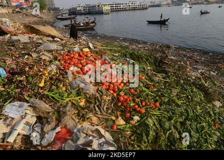 Inquinamento idrico da rifiuti umani scaricato nel fiume Buriganga a Dhaka, Bangladesh, il 19 marzo 2022. L'inquinamento idrico nel fiume Buriganga ha raggiunto livelli allarmanti. Milioni di metri cubi di rifiuti tossici provenienti dalle concerie e migliaia di altre industrie, sormontato da un massiccio volume di liquami non trattati provenienti da Dhaka City. (Foto di Mamunur Rashid/NurPhoto) Foto Stock