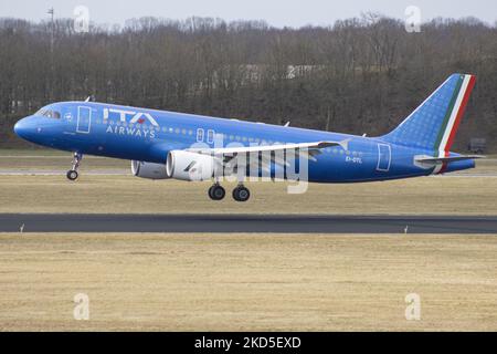 Nuova compagnia aerea, ITA Airways Airbus A320 come visto con la nuova vernice blu livrea, volo, atterraggio e tassiing presso l'aeroporto Eindhoven ein. L'aereo Airbus a corpo stretto ha la registrazione EI-DTL e si chiama Alberto Tomba W. ITA Airways ( Italia trasporto Aereo Spa ) è la compagnia aerea di bandiera italiana di proprietà statale e membro dell'alleanza globale di compagnie aeree SkyTeam. Eindhoven, Paesi Bassi il 12 marzo 2022 (Foto di Nicolas Economou/NurPhoto) Foto Stock