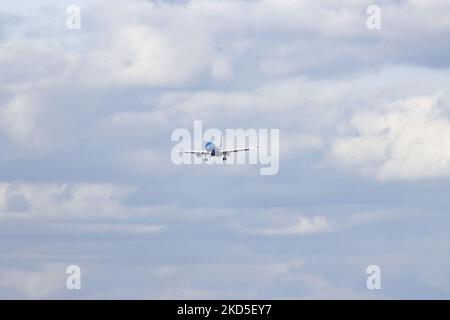 Nuova compagnia aerea, ITA Airways Airbus A320 come visto con la nuova vernice blu livrea, volo, atterraggio e tassiing presso l'aeroporto Eindhoven ein. L'aereo Airbus a corpo stretto ha la registrazione EI-DTL e si chiama Alberto Tomba W. ITA Airways ( Italia trasporto Aereo Spa ) è la compagnia aerea di bandiera italiana di proprietà statale e membro dell'alleanza globale di compagnie aeree SkyTeam. Eindhoven, Paesi Bassi il 12 marzo 2022 (Foto di Nicolas Economou/NurPhoto) Foto Stock