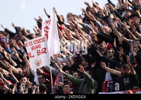 I tifosi dell'AC Monza battono le mani durante la partita di calcio italiana della Serie B AC Monza vs FC Crotone il 19 marzo 2022 allo Stadio Brianteo di Monza (MB) (Foto di Francesco Scaccianoce/LiveMedia/NurPhoto) Foto Stock