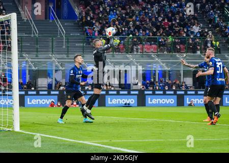 Samir Handanovic (FC Inter) durante il campionato italiano Serie Una partita di calcio tra FC Internazionale e ACF Fiorentina il 19 marzo 2022 allo stadio Giuseppe Meazza di Milano. (Foto di Luca Rossini/NurPhoto) Foto Stock