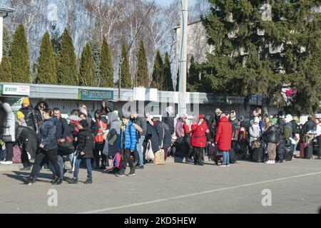 I rifugiati di guerra ucraini aspettano in una lunga coda nel villaggio di Shehyni al confine tra Ucraina e Polonia per attraversare la Polonia, i confini verso Medyka, la parte polacca e l'Europa. Gli sfollati attendono fino a 8 ore, formando lunghe code prima dei confini, la maggior parte delle quali donne, bambini e alcuni anziani che portano con sé solo le basi, di solito uno zaino. A Medyka aiuti umanitari è disponibile in aggiunta a, cibo, vestiti, trasporti, carte sim europee, ecc. Shehyni, Ucraina il 18 marzo 2022 (Foto di Nicolas Economou/NurPhoto) Foto Stock