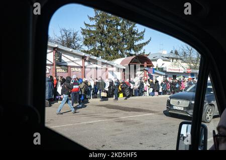 I rifugiati di guerra ucraini aspettano in una lunga coda nel villaggio di Shehyni al confine tra Ucraina e Polonia per attraversare la Polonia, i confini verso Medyka, la parte polacca e l'Europa. Gli sfollati attendono fino a 8 ore, formando lunghe code prima dei confini, la maggior parte delle quali donne, bambini e alcuni anziani che portano con sé solo le basi, di solito uno zaino. A Medyka aiuti umanitari è disponibile in aggiunta a, cibo, vestiti, trasporti, carte sim europee, ecc. Shehyni, Ucraina il 18 marzo 2022 (Foto di Nicolas Economou/NurPhoto) Foto Stock