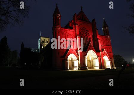 Il West End della cattedrale di St Albans, formalmente conosciuta come la cattedrale e la chiesa abbaziale di St Alban, Hertfordshire, Regno Unito, illuminata in rosso per il giorno del Remabbraccio Foto Stock