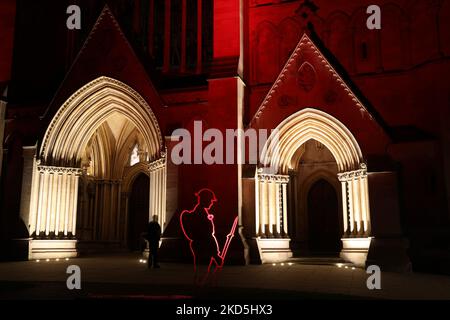 Il West End della cattedrale di St Albans, formalmente conosciuta come la cattedrale e la chiesa abbaziale di St Alban, Hertfordshire, Regno Unito, illuminata in rosso per il giorno del Remabbraccio Foto Stock