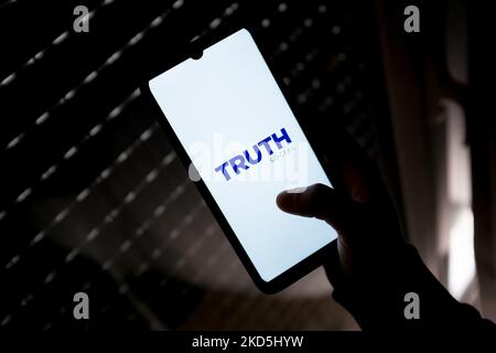 In questa illustrazione di foto un logo Truth Social visto su uno schermo di smartphone ad Atene, Grecia il 20 marzo 2022. (Foto di Nikolas Kokovlis/NurPhoto) Foto Stock