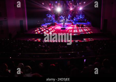 Fiorella Mannoia durante il concerto musicale della cantante italiana Fiorella Mannoia - la versione di Fiorella Tour 2022 il 19 marzo 2022 al Teatro Gesualdo di Avellino (Foto di Alfonso Maria Salsano/LiveMedia/NurPhoto) Foto Stock