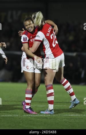 Stina Blackstenius abbraccia con la squadra di squadra Nikita Parris dell'Arsenal dopo aver segnato durante la partita della fa Cup Vitality Women's tra Arsenal e Coventry United a Meadow Park, Borehamwood venerdì 18th marzo 2022. (Foto di Tom West/MI News/NurPhoto) Foto Stock