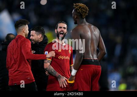 Tammy Abraham di AS Roma celebra la vittoria con Stephan El Shaarawy di AS Roma e Gianluca Mancini di AS Roma durante la Serie A match tra AS Roma e SS Lazio allo Stadio Olimpico di Roma il 20 marzo 2022. (Foto di Giuseppe Maffia/NurPhoto) Foto Stock