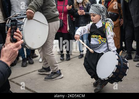 Il 20 marzo 2022, i cittadini curdi di Istanbul, Turchia, si sono riuniti nell'area degli eventi di Yenikapi per celebrare Newroz, una vacanza in molte culture del Medio Oriente, tra cui i curdi, riconoscendo l'equinozio primaverile e l'arrivo del nuovo anno curdo. La manifestazione è frequentata anche da molti elettori e sostenitori del Partito democratico del popolo pro-Kurd (HDP). (Foto di Diego Cupolo/NurPhoto) Foto Stock