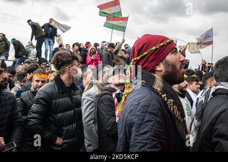 Il 20 marzo 2022, i cittadini curdi di Istanbul, Turchia, si sono riuniti nell'area degli eventi di Yenikapi per celebrare Newroz, una vacanza in molte culture del Medio Oriente, tra cui i curdi, riconoscendo l'equinozio primaverile e l'arrivo del nuovo anno curdo. La manifestazione è frequentata anche da molti elettori e sostenitori del Partito democratico del popolo pro-Kurd (HDP). (Foto di Diego Cupolo/NurPhoto) Foto Stock