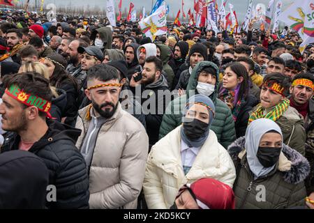 Il 20 marzo 2022, i cittadini curdi di Istanbul, Turchia, si sono riuniti nella zona degli eventi di Yenikapi per celebrare Newroz, una vacanza in molte culture del Medio Oriente riconoscendo l'equinozio di primavera e l'arrivo del nuovo anno curdo. La manifestazione è frequentata anche da molti elettori e sostenitori del Partito democratico del popolo pro-Kurd (HDP). (Foto di Diego Cupolo/NurPhoto) Foto Stock