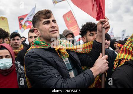 Il 20 marzo 2022, i cittadini curdi di Istanbul, Turchia, si sono riuniti nella zona degli eventi di Yenikapi per celebrare Newroz, una vacanza in molte culture del Medio Oriente riconoscendo l'equinozio di primavera e l'arrivo del nuovo anno curdo. La manifestazione è frequentata anche da molti elettori e sostenitori del Partito democratico del popolo pro-Kurd (HDP). (Foto di Diego Cupolo/NurPhoto) Foto Stock