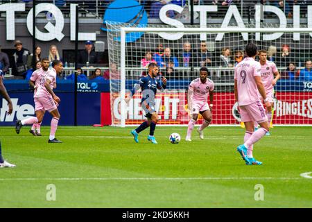 I giocatori sono visti competere per la palla durante una partita di calcio della Major League tra il FC Cincinnati e l'Inter Miami al TQL Stadium di Cincinnati, Ohio. Sabato 19 marzo 2022. Il FC Cincinnati ha sconfitto l'Inter Miami FC 3-1. (Foto di Jason Whitman/NurPhoto) Foto Stock