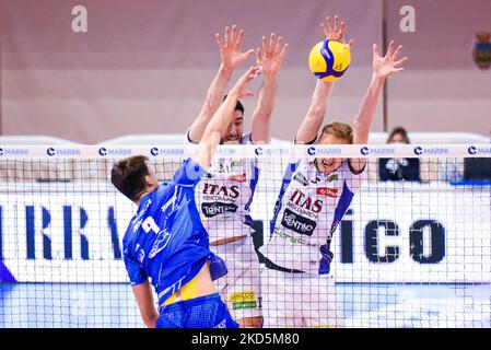 Attacco, Tommaso Rinaldi (Top Volley Cisterna) durante il Volley Campionato Italiano Serie A Men Superleague Top Volley Cisterna vs ITAS Trentino il 20 marzo 2022 al Palasport di Latina (Foto di Bianca Simonetti/LiveMedia/NurPhoto) Foto Stock